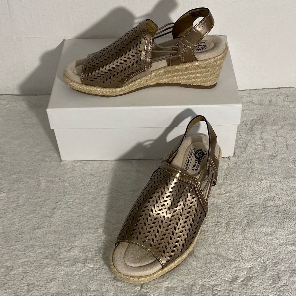 Earth Spirit Espadrille Wedge Peep Toe Sandals Size 6 Gold Lasercut Design